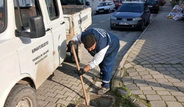 Burhaniye Belediyesi Yağış Uyarıları Kapsamında Mazgal Temizliği Çalışmalarını Sürdürüyor