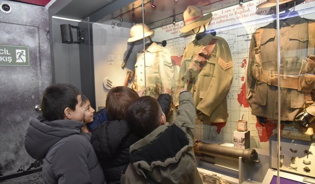 Çanakkale Savaşları Mobil Müzesi Dursunbey’de Çocuklarla Buluştu