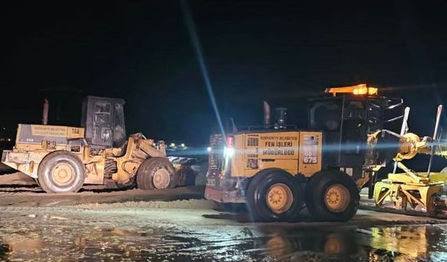 Burhaniye’de Yoğun Yağış Sonrası Belediye Ekipleri Sahada