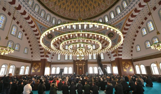 Mehmet Zahit Kotku Camii İbadete Açıldı
