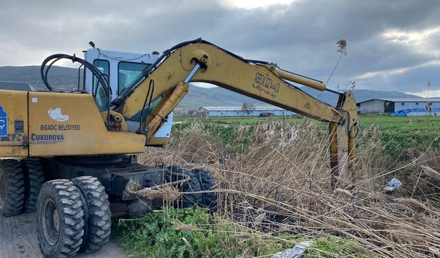 Bigadiç’te Derelerde Temizlik Çalışmaları Sürdürülüyor