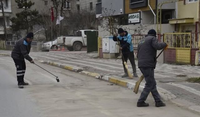 Dursunbey’de Cadde Temizliği Çalışmaları Aralıksız Devam Ediyor
