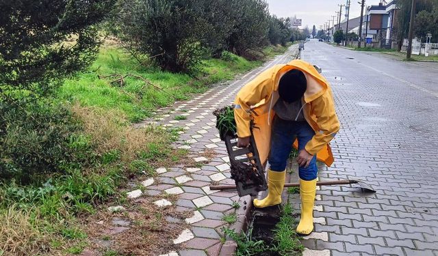 Edremit’te Yağmur Suyu Menfezleri ve Yollarda Yoğun Mesai