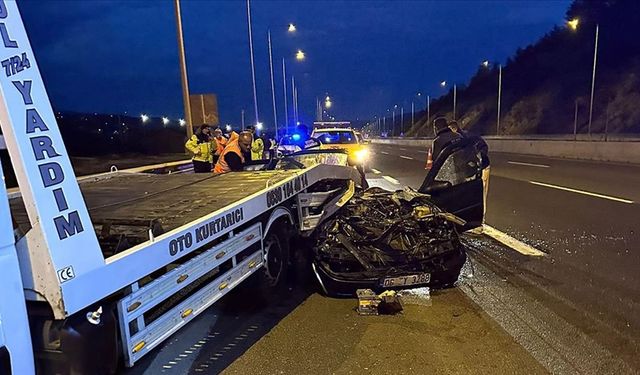 Otoyol'da Can Pazarı! Çekiciye Çarpan Otomobildeki 3 Kardeş Yaşamını Yitirdi!