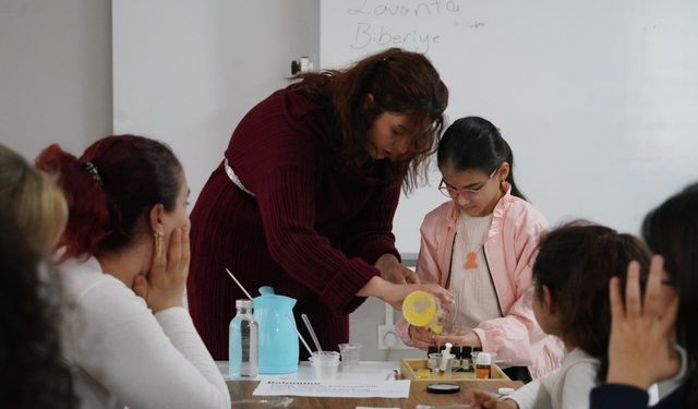 Edremit’te Yarıyıl Tatiline Özel Atölye: Çocuklar Kendi Doğal Dudak Koruyucularını Yaptı