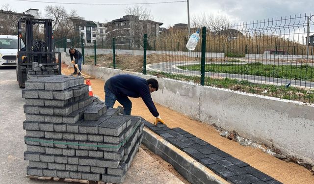 Bandırma’da Kaldırım, Yol ve Çevre Düzenleme Çalışmaları Sürüyor