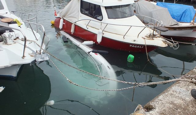 Yağmur Erdek'te Tekne Batırdı! Limanda Hareketli Saatler: Sudan Çıkarmak İçin Ekipler Seferber Oldu!