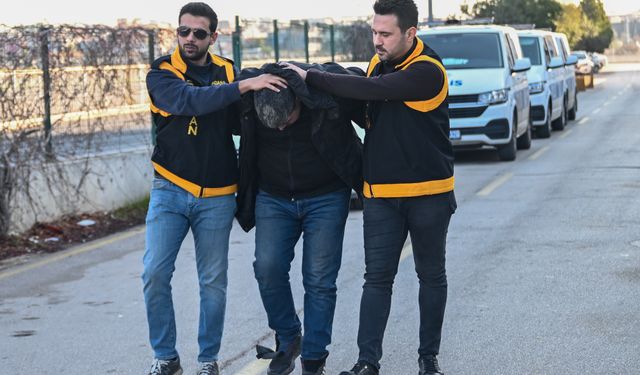 Adana’da Trafik Tartışması Kamerada: İşçi Servisinin Camını Kıran Motosikletlinin Ehliyetine El Konuldu