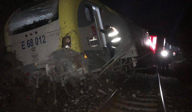 Savaştepe’de Toprak Kayması Nedeniyle Raydan Çıkan Tren Kaldırıldı, Seferler Normale Döndü