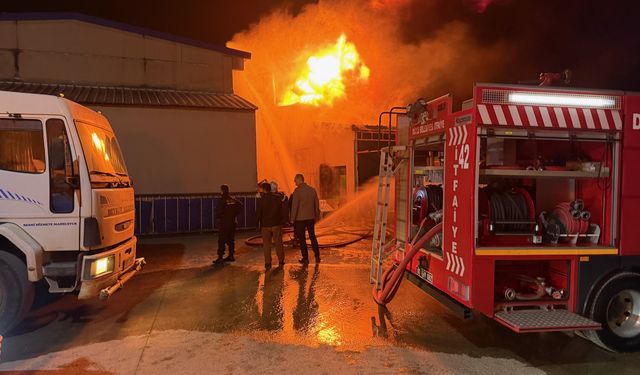 SON DAKİKA | Düzce'de Dev Fabrika Yangını! Kaynaşlı'da Alevler Göğe Yükseldi!