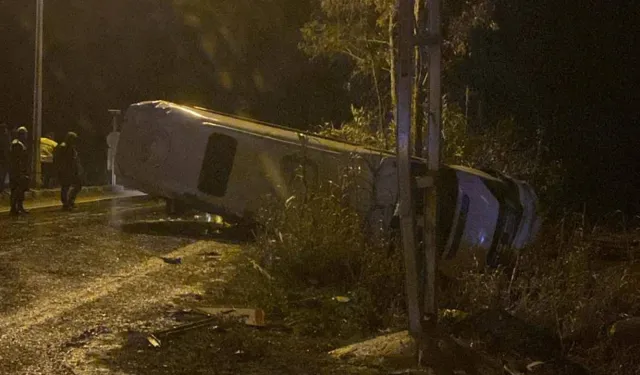 Adana'da Can Pazarı! İşçi Servisi Devrildi! Kozan-Ceyhan Yolunda Korkutan Kaza: 13 Yaralı