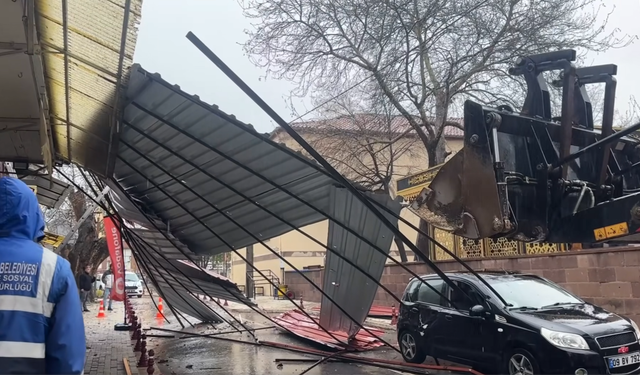 Fırtına çatıları uçurdu! Dursunbey'de fırtına alarmı!