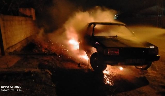 Balıkesir Gönen’de Korkutan Araç Yangını! Keçeler Mahallesi’nde Alevler Geceyi Aydınlattı