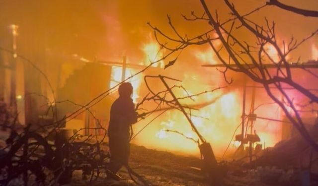 Balıkesir Sındırgı'da Gece Yarısı Dehşeti! Barakada Çıkan Yangın Paniğe Yol Açtı!