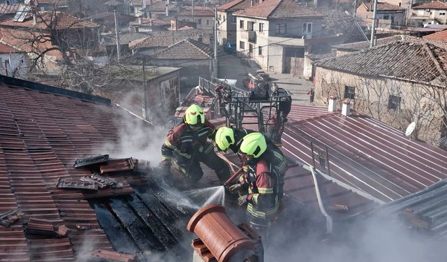 Burhaniye’de Korkutan Yangın! İki Katlı Bina Alevlere Teslim Oluyordu: Facia Kıl Payı Önlendi!