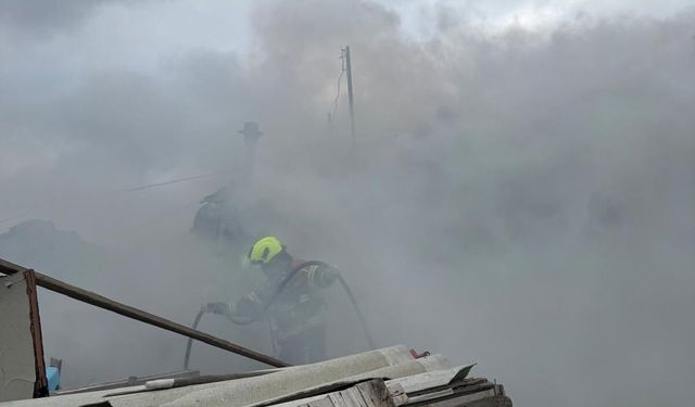 SON DAKİKA: Bandırma Paşakonak’ta Korkutan Yangın! Çelebi Limanı Yakınında Müstakil Ev Alevlere Teslim Oldu!