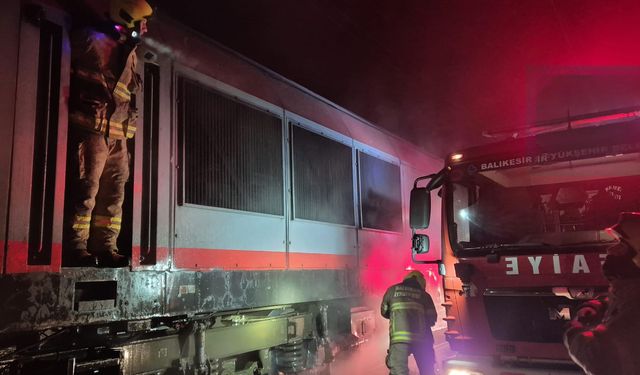 Son Dakika: Bandırma-Afyon Tren Seferinde Yangın Paniği! Susurluk’ta Lokomotif Alevlere Teslim Oldu!