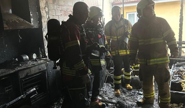 Ayvalık'ta Korkutan Patlama! Yangın Sırasında Buzdolabı Motoru Bomba Gibi Patladı: Ev Harabeye Döndü!