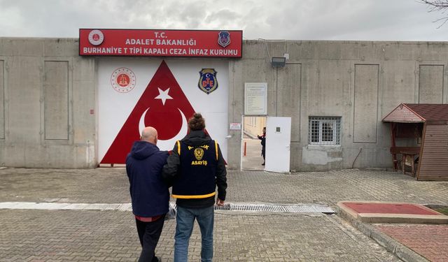 Kendisini Emniyet Müdürü gibi tanıttı, şantaj yaparken yakalandı