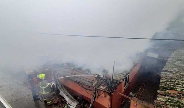 Gönen’de Alevler Evi Esir Aldı! 80 Yaşındaki Adam ve Ailesi Son Anda Kurtuldu: Ev Kül Oldu!