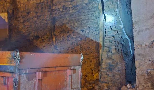 Balıkesir Depreminin İlk Hasarı Görüldü! Sındırgı’da Metruk Bina İkiye Ayrıldı: İşte O Görüntüler!