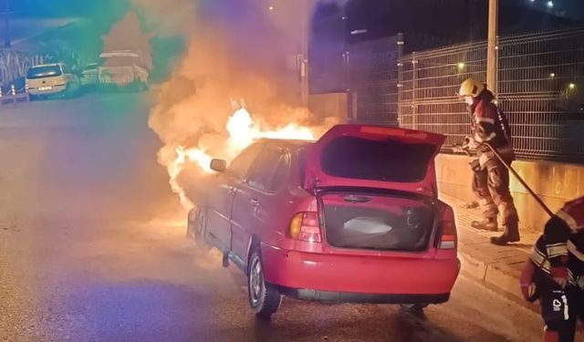 Bandırma’da Korkutan Araç Yangını! Mehmet Akif Ersoy Caddesi Dumanlara Teslim Oldu!