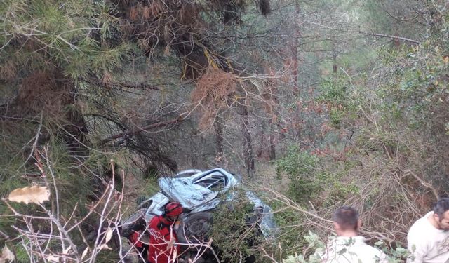 Dursunbey-Harmancık Yolunda Can Pazarı! Araç Hurdaya Döndü: Sıkışan Yolcu İçin Zamanla Yarış!