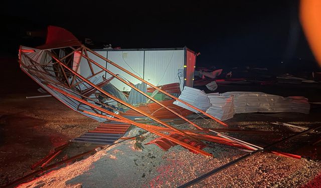 Balıkesir’de Feci Fırtına! Dev Konteynerler Kağıt Gibi Havada Uçuştu: 31 İşçinin Kaldığı Bölge Savaş Alanına Döndü!