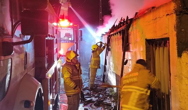 Manyas’ta Korkutan Samanlık Yangını! Ekipler Seferber Oldu: Maddi Hasar Çok Büyük!