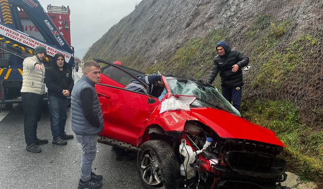 Balıkesir'de Can Pazarı! İtfaiye Ekipleri Yaralıları Araçtan Güçlükle Çıkardı