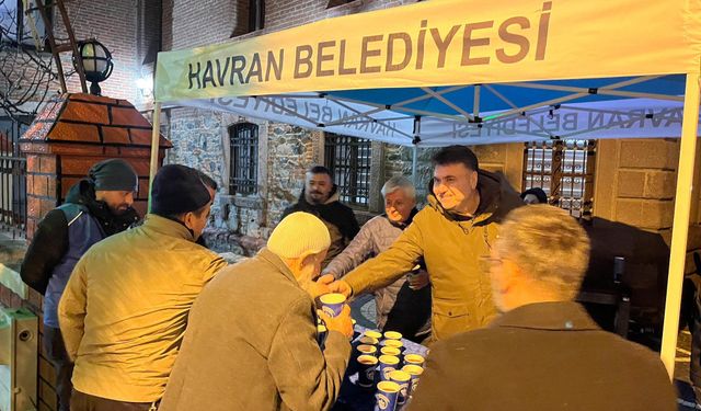 Havran’da Berat Kandili’nde Cami Çıkışı İkram