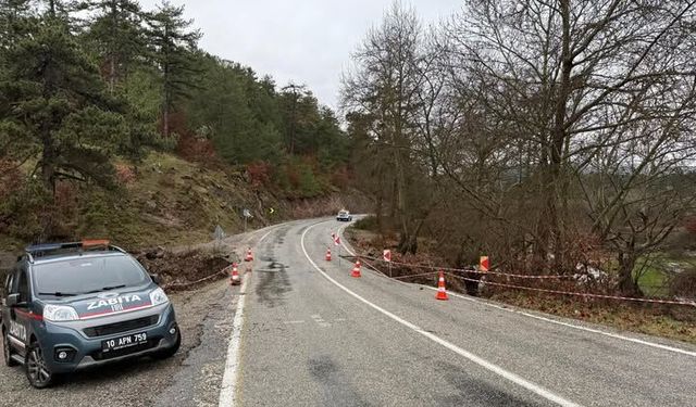 Dursunbey’de Sel Nedeniyle Kapanan Yol Tek Şeritten Ulaşıma Açıldı