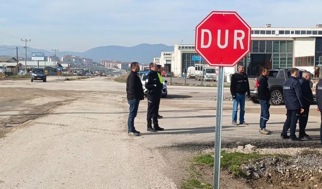 Gönen’de Trafik Güvenliği İçin Yeni Uygulama: Çift Sıra Parka Önlem, Levhalar Yenilendi