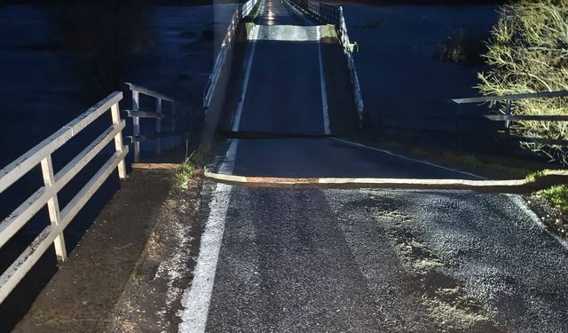 Son Dakika! Susurluk’ta Sağanak Yağış ve Sel Köprüyü Yıktı! Yıldız Köyü Köprüsü Çöktü