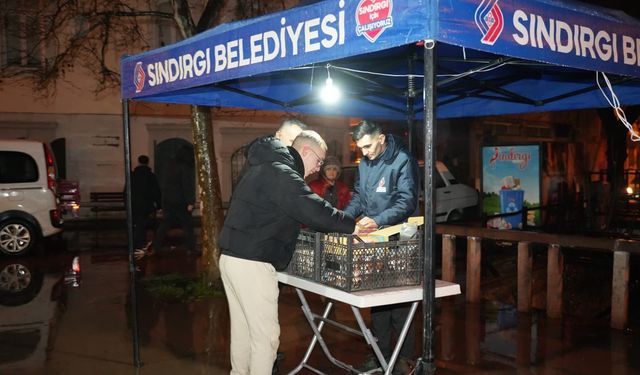 Sındırgı’da Berat Kandili’nde Cami Çıkışında İkram
