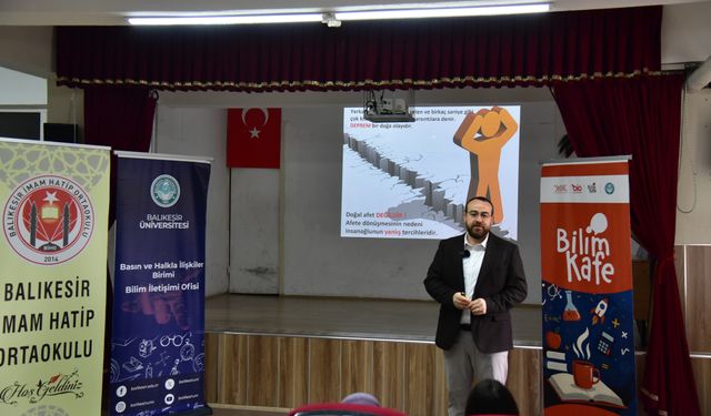 Balıkesir’de Öğrencilere Hayati Deprem Eğitimi: “Çök, Kapan, Tutun” Uygulamalı Anlatıldı