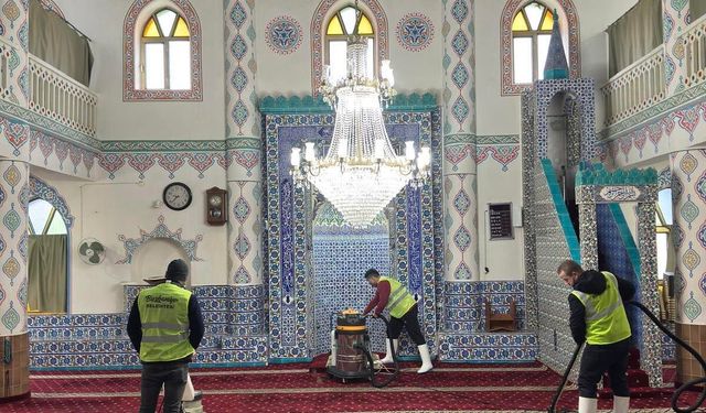 Burhaniye Belediyesi’nden Ramazan Ayı Öncesi Camilerde Kapsamlı Temizlik