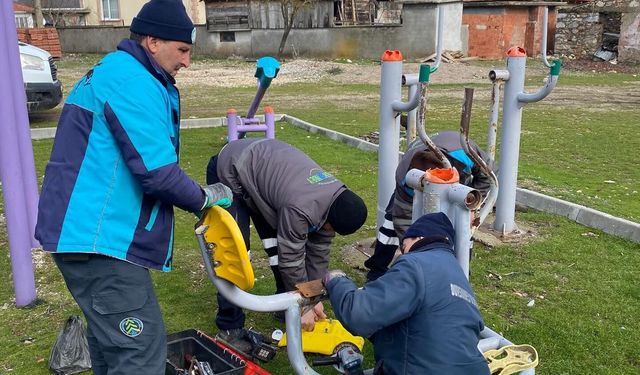 Dursunbey’de Kırsal Mahalle Parklarında Bakım ve Onarım Çalışmaları Sürüyor