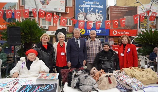 Edremit’te “Sevgi Panayırı” Başladı: Cumhuriyet Meydanı’nda Renkli Görüntüler