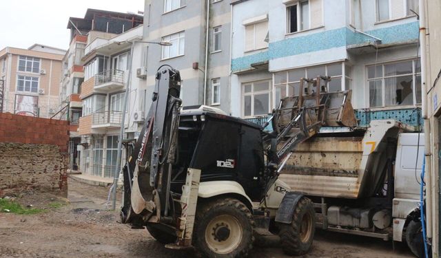 Edremit’te iki sokakta yol yapım çalışmaları aralıksız sürüyor