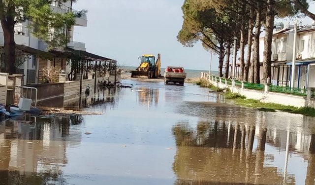 Ayvalık’ta Fırtına ve Sağanak Sonrası Belediye Ekipleri Sahada