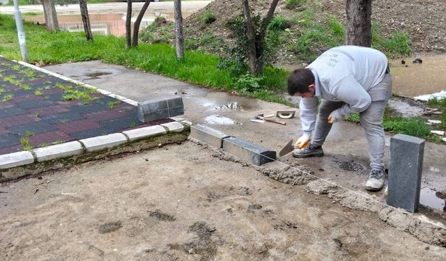 Edremit Belediyesi Akçay’da Yeni Spor Alanı Hazırlığı: Parka Açık Hava Spor Aletleri Geliyor