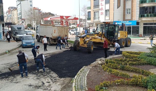 Burhaniye Belediyesi Fen İşleri Ekipleri Asfalt Yama Çalışmalarını Sürdürüyor