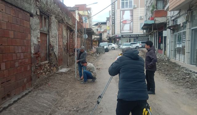 Edremit’te Rıza Karagözoğlu Sokak’ta Parke ve Kot Çalışması Başladı