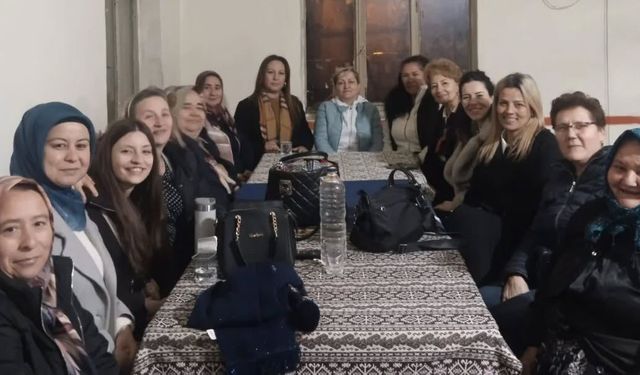 Burhaniye’de Kırsal Mahallesi’nde Birlik Sofrası: Belediye Yönetimi İftarda Vatandaşlarla Buluştu