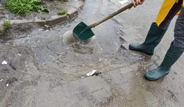 Edremit’te Yağış Mesaisi: Belediye Ekipleri Dere Ağızları ve Mazgallarda Teyakkuzda