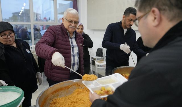 Burhaniye’de Ramazan Bereketi: Ahmet Akın Kültür Merkezi Dolup Taştı