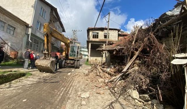 Bigadiç’te Metruk Binalar Yıkılıyor! Çekirdekli Mahallesi’nde Güvenlik Hamlesi
