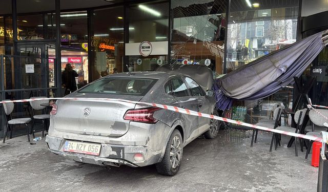 Tekirdağ’da Kontrolden Çıkan Otomobil AVM’ye Girdi