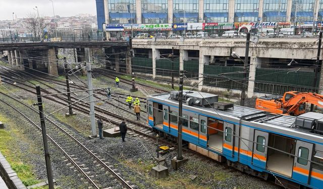 Esenler’de Metro Raydan Çıktı: Yolcular Tahliye Edildi